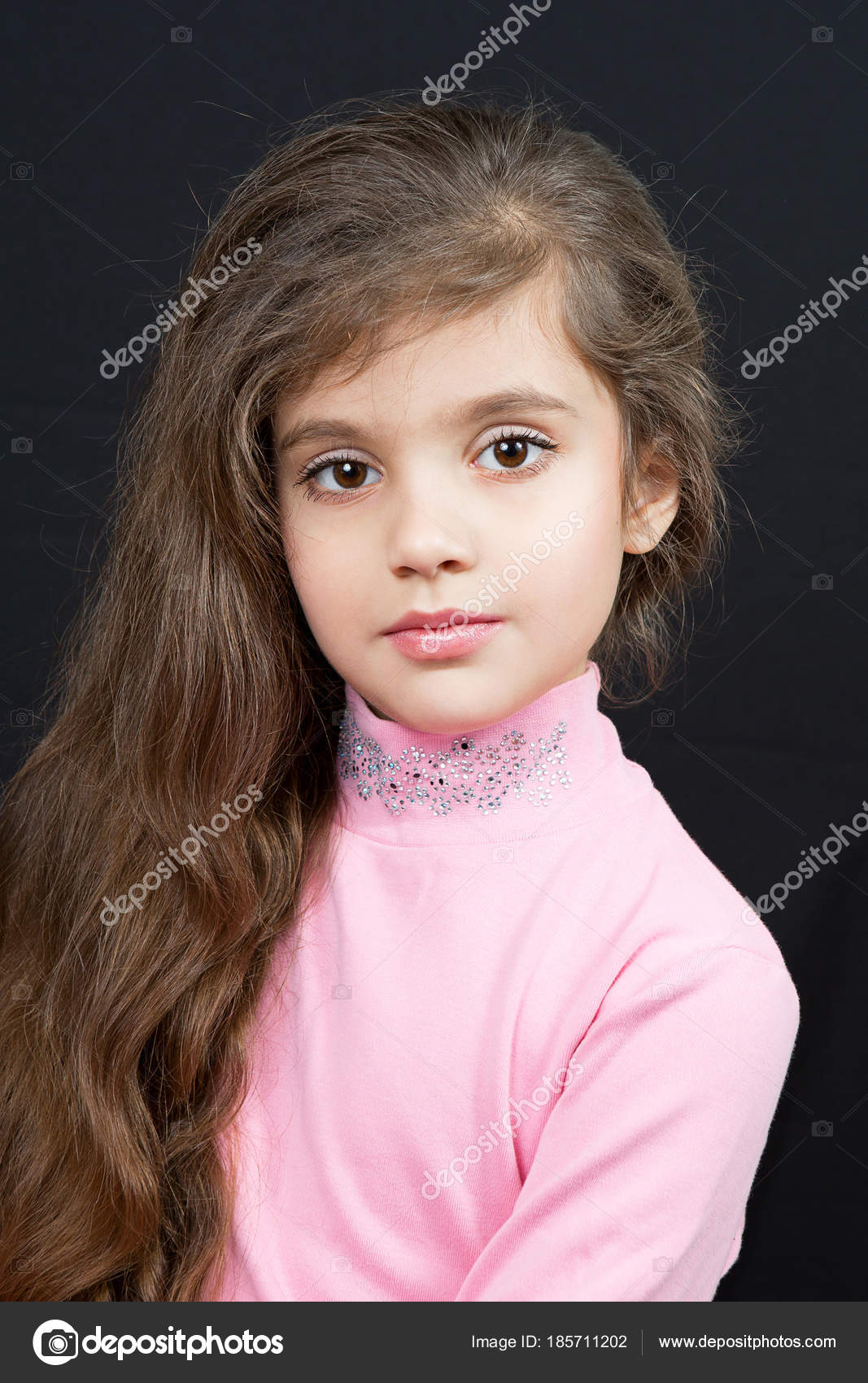 https://st3.depositphotos.com/2634419/18571/i/1600/depositphotos_185711202-stock-photo-beautiful-brunette-little-girl-wiht.jpg