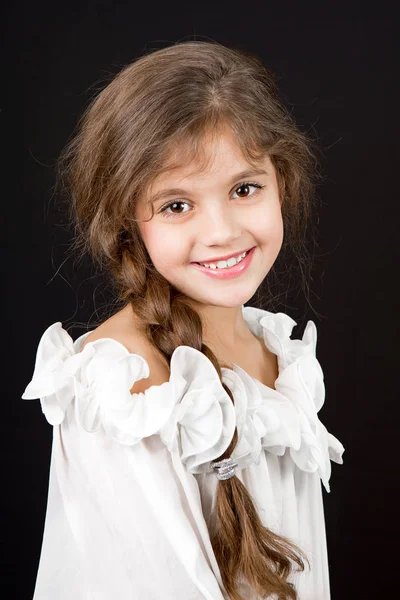 Bella bruna bambina wiht capelli lunghi . — Foto Stock