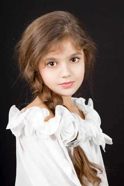 Schöne brünette kleine Mädchen mit langen Haaren. — Stockfoto