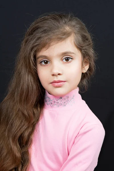 Schöne brünette kleine Mädchen mit langen Haaren. — Stockfoto
