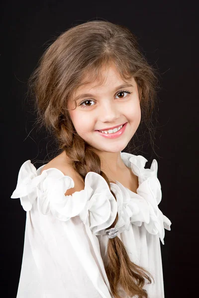 Schöne brünette kleine Mädchen mit langen Haaren. lizenzfreie Stockfotos