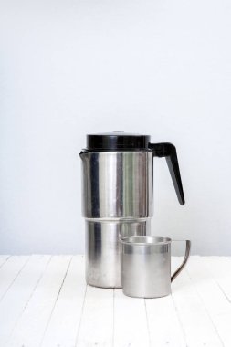 Beyaz arkaplanda kahve demliği