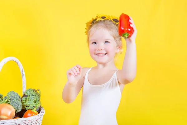 Hermosa niña feliz con cesta de verduras y frutas — Foto de Stock