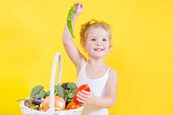 Hermosa niña feliz con cesta de verduras y frutas — Foto de Stock