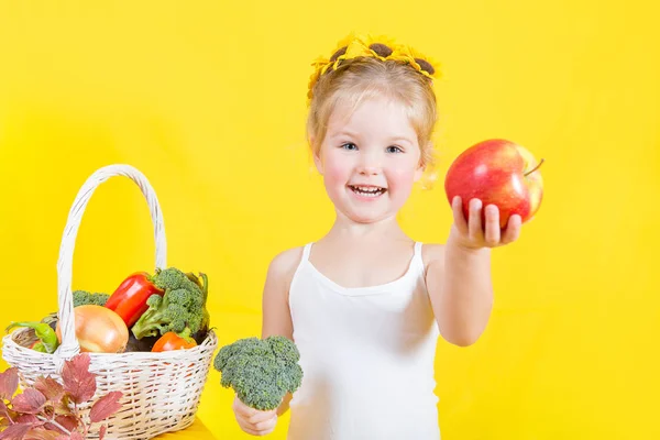 Menina feliz pequena bonita com cesta de legumes e frutas — Fotografia de Stock