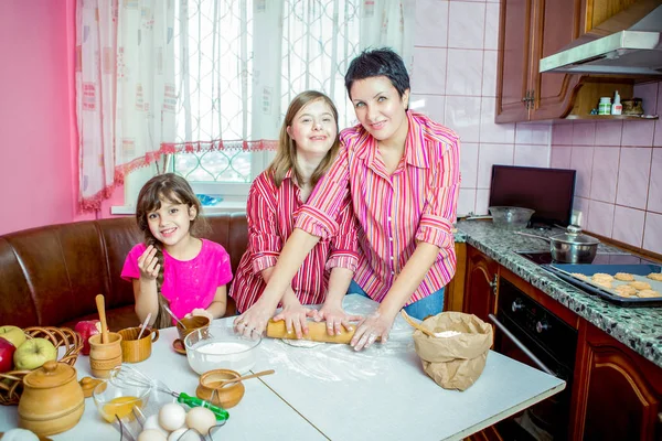 Anne iki kızı mutfak pişirme öğretim.