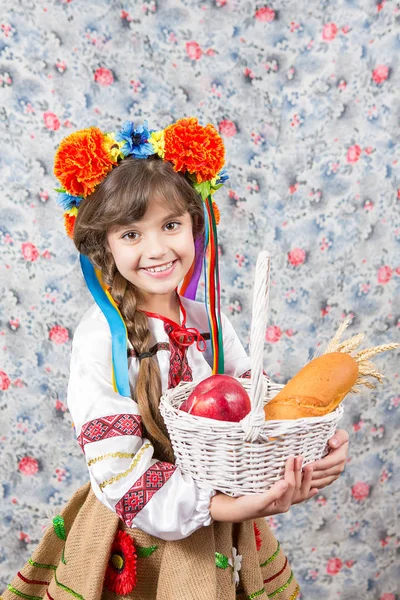 Portrait of young girl in traditional ukrainian style. — Stock Photo, Image