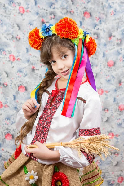 Portrait of young girl in traditional ukrainian style. — Stock Photo, Image