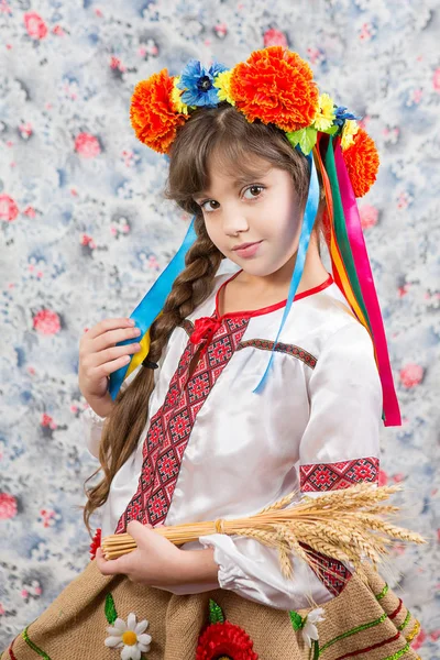 Porträtt av ung flicka i traditionell ukrainsk stil. — Stockfoto