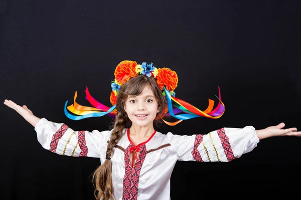 Portrait of young girl in traditional ukrainian style. — Stock Photo, Image