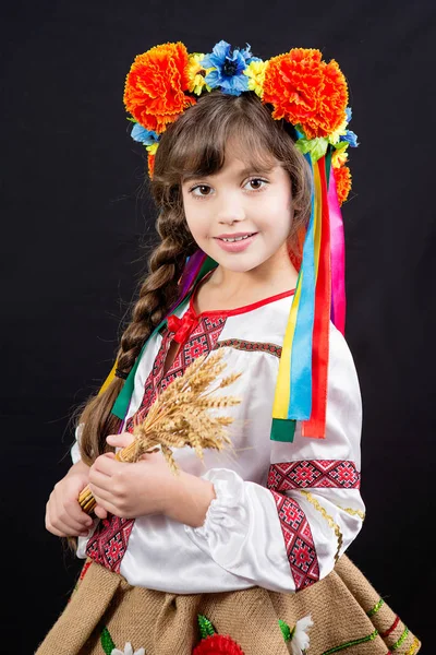 Portret van een jong meisje in de traditionele stijl van de Oekraïense. — Stockfoto