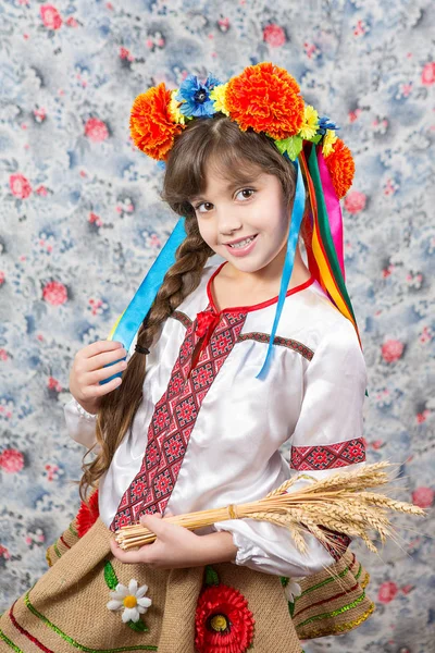 Portrait of young girl in traditional ukrainian style. — Stock Photo, Image