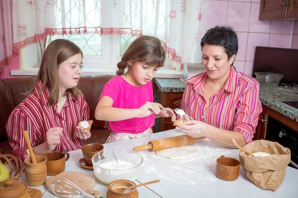 Anne iki kızı mutfak pişirme öğretim.