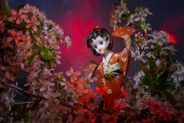 Geyşa bahçede dans heykelciği. Sakura dekoratif aydınlatma ile