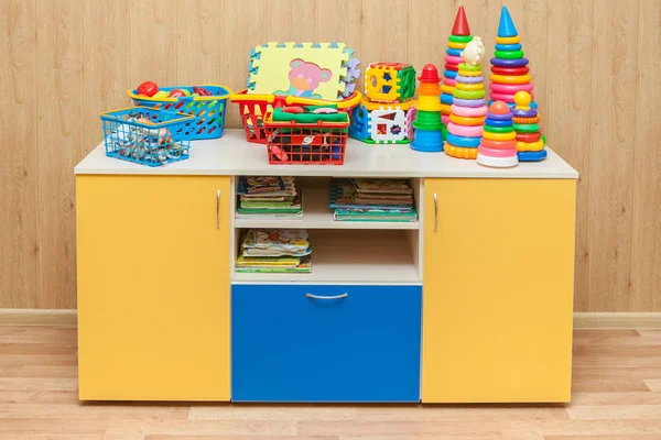 Nábytek pro děti s hračkami — Stock fotografie