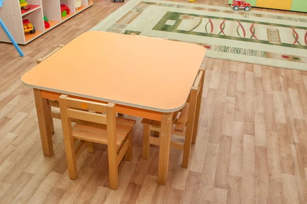 Stoly a židle pro školku. Nábytek, stoly pro předškoláky. — Stock fotografie
