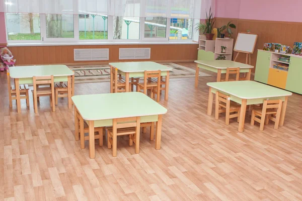 Столы и стулья для детского сада. Мебель, столы для дошкольников . — стоковое фото