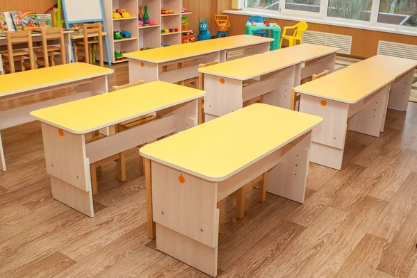 Mesas e cadeiras para jardim de infância. Mobiliário, mesas para pré-escolares . — Fotografia de Stock