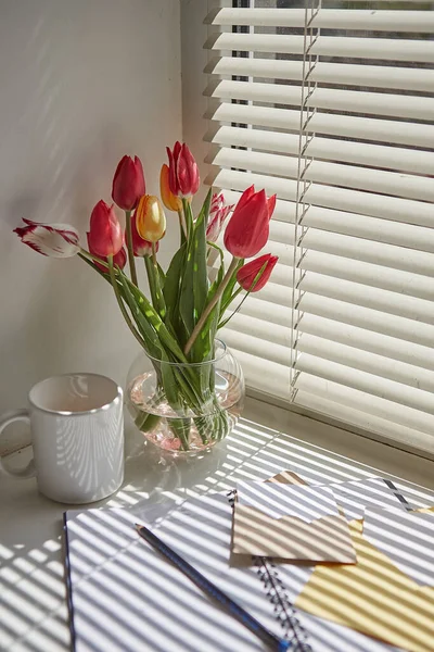 Весенний Натюрморт Чашка Кофе Открытая Тетрадь Подоконнике Цветочная Композиция Тюльпанами — стоковое фото