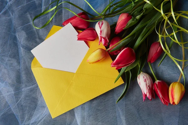 Tulipanes Sobre Rojo Amarillo Coloreado Sobre Fondo Abstracto —  Fotos de Stock
