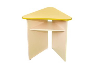 Mobilyalar. Masa. Tahta okul masası beyaz üzerine izole edilmiş.