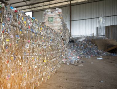 Plastik şişeler ütülendi ve geri dönüşüm fabrikası için paketlendi