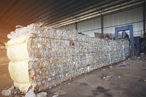 供回收工厂使用的压制和包装塑料瓶 — 图库照片