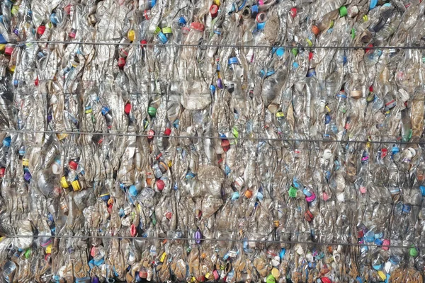 Botellas de plástico de colores prensadas y embaladas para reciclar —  Fotos de Stock