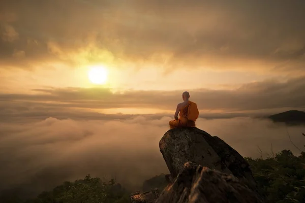 Moine bouddhiste en méditation au beau coucher ou lever du soleil — Photo