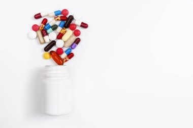 Beyaz arka planda şişeden akan tıbbi uyuşturucu