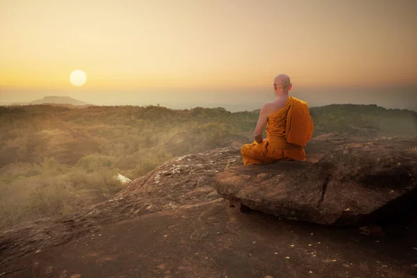 Güzel gün batımı veya gündoğumu backg meditasyon Budist keşiş — Stok fotoğraf