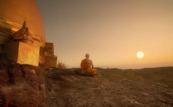 Buddhista szerzetes meditáció a gyönyörű naplemente, vagy napfelkeltét backg — Stock Fotó