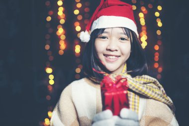 Noel festivalinde hediye kutusunu tutan güzel kız ve mutlu yıllar. 