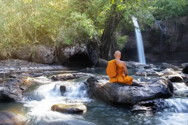 Buddha Mönch praktiziert Meditation am Wasserfall — Stockfoto