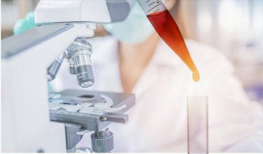 Laboratuvarda mikroskop ve tıp araştırması yapan bilim adamı. 