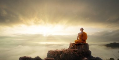 Güzel gün batımında veya gün doğumunda meditasyon budist keşiş 