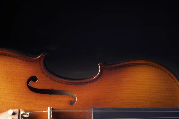 Bellissimo violino antico su sfondo nero — Foto Stock