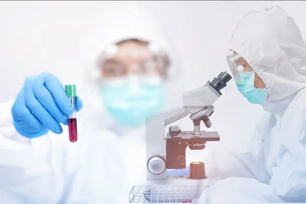 Científico o médico que trabaja la investigación en laboratorio médico — Foto de Stock