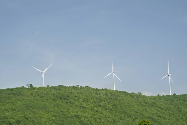 山上有蓝天的风力涡轮机 — 图库照片