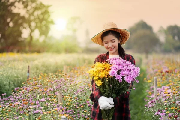 Красивая Женщина Держащая Цветок Саду — стоковое фото