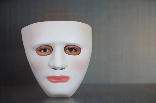 Máscara Rosto Plástico Branco Com Olho Humano Feminino — Fotografia de Stock