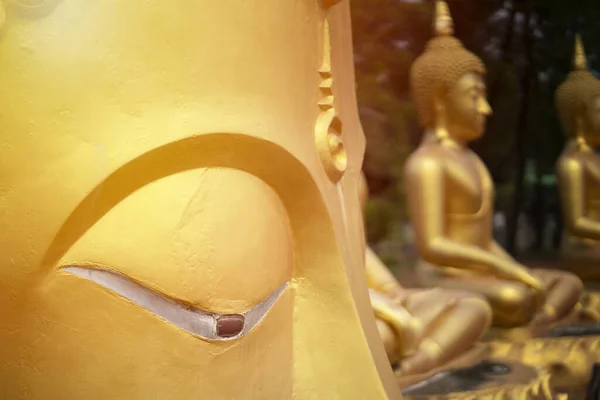 Cerrar Estatua Buda Dorada — Foto de Stock