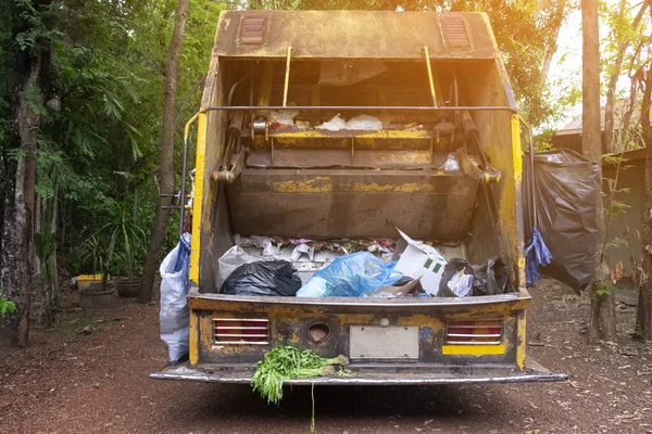 Camión Recogida Basura Manteniendo Basura Medio Ambiente Cóncavo —  Fotos de Stock