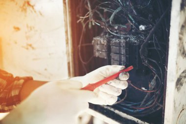 Yangının sebebini araştıran teknisyen, kısa devre, elektrik şoku, elektrik kontrol dolabı..