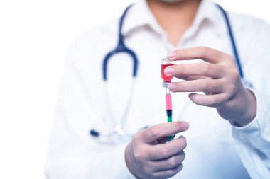 Doktor eli şırınga ve ilaç tüpünü tutuyor. İğne için hazırlanın.