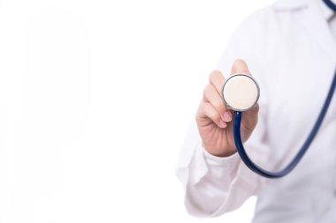 Beyaz arka planda steteskop tutan doktor ilaç ve sağlık sigortası konsepti. Ben...