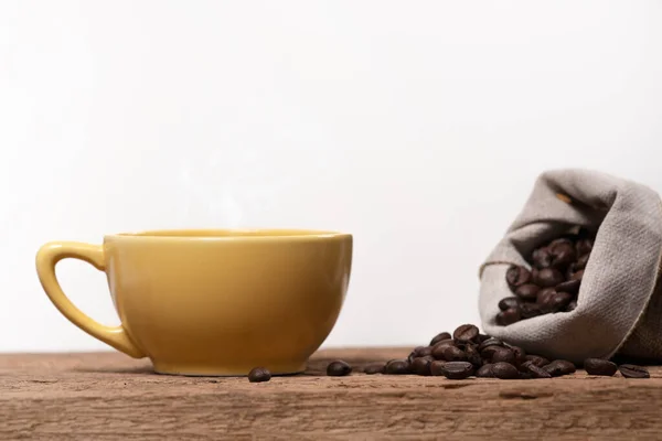 Xícara Café Com Grãos Café Pano Saco Mesa Madeira — Fotografia de Stock