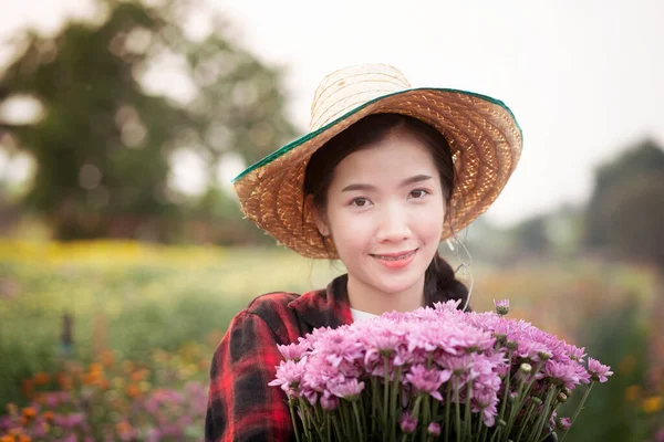 Beautiful Woman Holding Flower Garden — Stock Photo, Image
