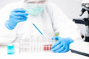 COVID-19, laboratuvar odasında mikroskopla çalışan doktor ya da teknisyen Coronavirus.