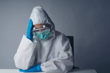 Doktor ya da sağlık ekibi kişisel koruyucu ekipman ya da PPE, Coronavirus ya da Covid-19 salgını konseptinde